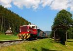 Die TU45 001 mit dem Zug von Skanzen Vydrovo nach Čierny Balog bei der Durchfahrt im Freilichtmuseum. Kann man die Holzkirche im Hintergrund zu sehen. Foto: Márk Németh 
Vydrovo, 05.07.2020.