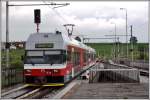 425.958-6 und 425.964-4 erreichen den Bahnhof der Tatrabahn, der sich quer über dem Normalspurteil des Bahnhofs Poprad-Tatry befindet. (03.06.2014)