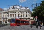 Tw.7404 als Linie 1 vor dem Slowakischen Nationaltheater. (04.06.2022)