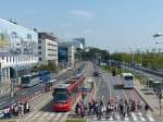 Die Touristen aus dem Reisebus passten nicht alle auf die Fußgängerinsel, so dass einige auf der Fahrbahn stehenbleiben mussten.