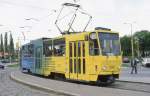 Tatra Tram Wagen 626 der Linie 2 fhrt hier am 2.5.2003 am Hauptbahnhof  in Kosice vor.