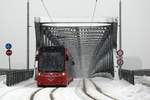 Bei leichten Schneefall überquert Dopravný podnik Bratislava Skoda 30T ForCity Plus 7523 die Starý most