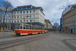 T6A5 7943 der Straßenbahn Bratislava war am 07.04.2022 mit einem weiteren Triebwagen auf der Linie 9 von Ružinov nach Karlova Ves unterwegs. Hier biegt der Zug aus der Obchodna in der Hurbanovo Namesie ein.