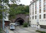 Tatra T3 Nr. 7797 hat am 23.8.2015 gerade den Burgtunnel durchquert. Nächster Halt: Kapucínska