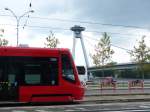 Das UFO in Bratislava bietet in einer Höhe von 80 bzw. 90 Metern (Restaurant, Ausblicksebene) einen tollen Ausblick auf die Stadt. Es wurde im Jahre 1972 eröffnet. Und natürlich darf die ÖPNV-Anbindung - im Bild Linie 5 mit Skoda-Tram - nicht fehlen, wobei die Straßenbahn die Donau (noch) nicht überquert. 23.8.2015