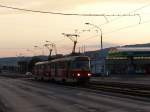 Abendstimmung in Bratislava - Tatra T3 7843 rumpelt unbeeindruckt am Busdepot vorbei.