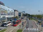 Von ihrer temporären Endhaltestelle Most SNP macht sich die erst knapp 2 Monate alte Zweirichtungsstraßenbahn vom Typ Skoda 30T (Nr. 7513) auf der Linie 6 auf den Weg nach Dúbravka. Das Bild entstand am Donauufer. 24.8.2015