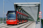 Imposant ist die im Zuge der Straßenbahnverlängerung nach Petržalka errichtete Donaubrücke, die gerade vom Tw.