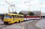 Am 6.6.2004 stehen gleich zwei Tatra Tram Bahn Generationen vor dem Haupt-
bahnhof in Kosice. Der ltere Tatra Motorwagen 423 verkehrt hier auf der 
Linie 6. Im Hintergrund ist brigens der Autobus Bahnhof zu sehen.