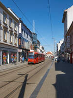 Tatra K2 7121 der Straßenbahn Bratislava war am 07.04.2022 auf Linie 1 vom Hauptbahnhof ins Zentrum unterwegs. Gerade hat er die Haltestelle Vysoka verlassen.