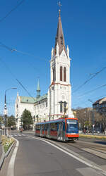 Am 07.04.2022 war K2 7120 der Straßenbahn Bratislava auf der Linie 7 von Ratzersdorf (Rača) zum Hauptbahnhof (Bratislava Hlavná). Hier befand sich der Wagen unweit der Haltestelle Blumental vor der Blumentaler Kirche.