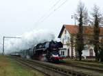 498 104  Albatros  bespannte am 01.12.2018. den Nikolo Sonderzug von Bratislava (Pressburg) nach Komárno (Komárom) und zurück. Ohne Sonne und Schnee. :(  Die Aufnahme zeigt den Zug bei der Durchfahrt in Chotin (Hetény). Das Foto ist von Márk Németh.
Chotin (Hetény) 01.12.2018. 