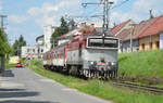 754 003-2 mit Regionalzug Os 7319 aus Banská Bystrica/Neusohl fährt im Altsohler Stadtgebiet kurz vor Haltepunkt Zvolen mesto/Altsohl Stadt, Zielbahnhof: Zvolen os.