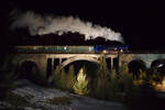 Fotosonderzug mit der 477.013 auf dem Eisenbahnviadukt von Telgárt, das extra für die Fotografen bestrahlt wurde.