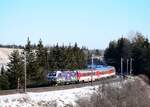 Die einzige ŽSSK Vectron Werbelokomotive 383 110 ist mit dem Ex 606  Tatran  aus Košice nach Bratislava kurz vor Štrba Zastávka.