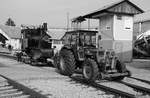 Beim Aufgleisen habe ich den Verschubtraktor ablichten können. 
er verbringt 71.012 auf ihrem Rollwagen dann ins Heizhaus. 
21.10.2017 