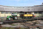 TraktorGaudi auf Slowenisch ,...

Was bei uns in Österreich viel zu oft auf den Straßen anzutreffen ist findet man in Ljubljana im Heizhaus. 

Selbstverständlich nur zum Verschub bewegt sich der 2-Wege Traktor im Bereich des Eisenbahnmuseums. 
20.10.2017