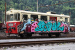 911-008 Schienenbus mit grusliger Graffiti Kunst.