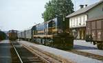 Mit einem Personenzug aus Ljubljana ist 644-013 am 03.05.1989 in Novo Mesto angekommen. Die JZ besaß 25 dieser von Macosa/Spanien im Jahr 1975 gebauten Maschinen, bei denen es sich um einen Lizenzbau des General Motors-Typs G22U handelt. Im Unterschied zu den Co'Co'-Lokomotiven der Reihe 661 waren nur vier der sechs Achsen motorisiert (Achsfolge (A1A)'(A1A)').