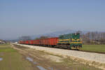 Am 22. März 2013 ist 664 016 mit einem Güterzug bei Šikole in Richtung Ormož unterwegs. 