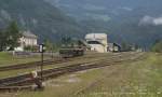 644-004 rangiert in Bohinjska Bistrica um den Autozug herum. Vom Parkplatz des benachbarten Sgewerkes diagonal photographiert. Manche Dinge fehlen. August 2011 kHds