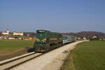 Am 22. März 2013 ist 664 110 mit LP 3815 (Murska Sobota - Maribor) bei Velika Nedelja unterwegs. 