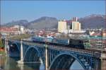 SŽ 664-120 zieht Personenzug über Draubrücke in Maribor Richtung Murska Sobota. /13.2.2014