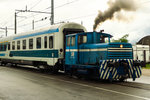 812-002 ist eine kleine blaue Diesellok im Depot Ljubljana und rangiert ein paar Wagen.
