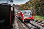 Kreuzung im Bahnhof Grahovo    33 037 kreuzt mit dem Dampfsonderzug (Nova Gorica - Jesenice), 813 123 als RG 601 (Jesenice - Nova Gorica)  Aufgenommen am 14.10.2017.