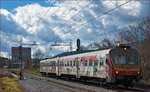 SŽ 814-141 fährt durch Maribor-Tabor Richtung Maribor HBF.