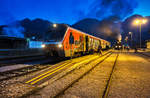 713 108 überholt im Bahnhof Bohinjska Bistrica den Dampfsonderzug nach Jesenice.