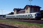 713/715-004 der Slowenischen Eisenbahnen wartet im Juni 2001 im Bahnhof Bleiburg in Kärnten auf Fahrgäste