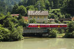 Ein Triebwagen der Baureihe 813 passiert gerade die Brücke über die Velka.