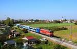 Die 342 010-er Moped mit dem Zug MV246  Citadella  verlässt den Bahnhof Murska Sobota in Richtung Ljubljana. Im Hintergrund ist die Stadt siehbar. 
Murska Sobota, 14.10.2023.