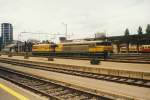 Mittagsruhe am 25.08.1994 im Hauptbahnhof Ljubljana. Eine 342 und eine 363, beide noch in alter Bemalung, warten auf neue Aufgaben