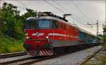 SŽ 342-001 zieht Personenzug durch Maribor-Tabor Richtung Maribor HBF.