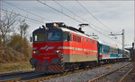 SŽ 342-014 zieht Personenzug durch Maribor-Tabor Richtung Maribor HBF.