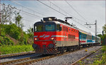 SŽ 342-022 zieht Personenzug durch Maribor-Tabor Richtung Maribor HBF.