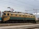 362 021 vor Personenzug Rijeka - Ljubljana am 05.04.2006 im slowenischen Grenzbahnhof Illirska Biatrica, die Lok wurde im kroatischen Grenzbahnhof Sappane gewechselt.