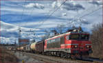 SŽ 363-016 zieht Güterzug durch Maribor-Tabor Richtung Norden.