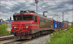 SŽ 363-015 zieht Containerzug durch Maribor-Tabor Richtung Koper Hafen. /8.5.2017