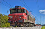 SŽ 363-035 zieht leeren Containerzug an Črešnjevec vorbei Richtung Koper Hafen.