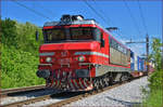 SŽ 363-006 zieht Containerzug durch Maribor-Tabor Richtung Koper Hafen.