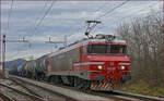 SŽ 363-025 zieht Kesselzug durch Maribor-Tabor Richtung Sueden. /30.12.2021