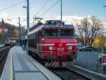 Spielfeld-Strass. Während am 1. April 2023 die milde Abendsonne untergeht, steht die SŽ 363 026 abgestellt im Grenzbahnhof Spielfeld Strass / Špilje.