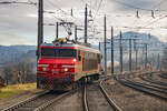 Spielfeld. An diesem sehr kalten 14.12.2023 rangiert die SZ 363 037 im Bahnhof Spielfeld.