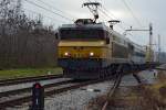 S 363-005 zieht LkW-Zug durch Maribor-Tabor Richtung Norden. /22.12.2012