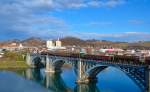 Zwei 363 ziehen Gterzug ber die Draubrcke in Maribor Richtung Norden. /10.1.2012