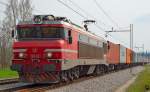 S 363-013 zieht Containerzug durch Maribor-Tabor Richtung Norden. /20.4.2013