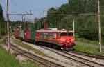 Ein langer Containerzug schlängelt sich mit Zuglok 363021 am 24.5.2011   in Richtung Zidani Most durch die Kurven bei Laze.